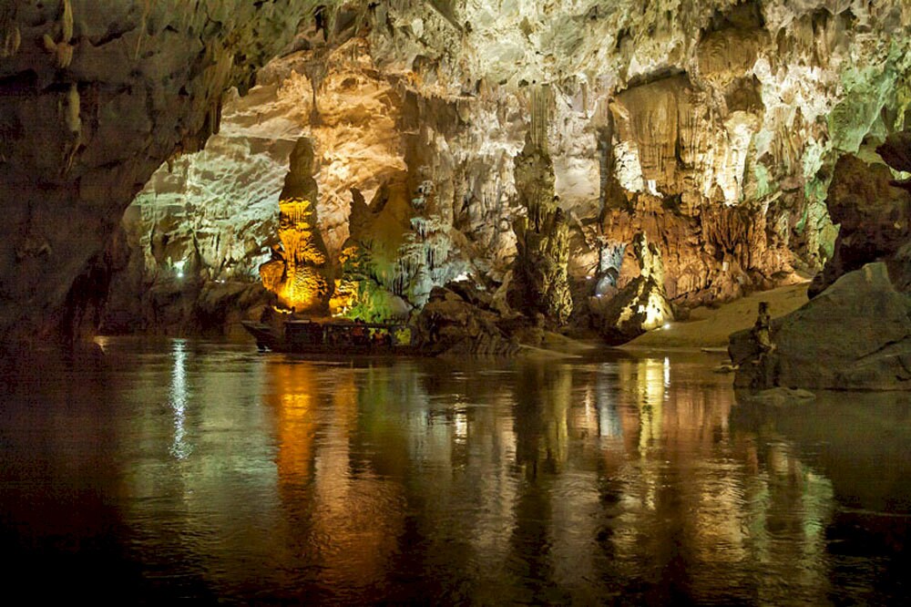 Thạch nhũ ấn tượng tại hang động